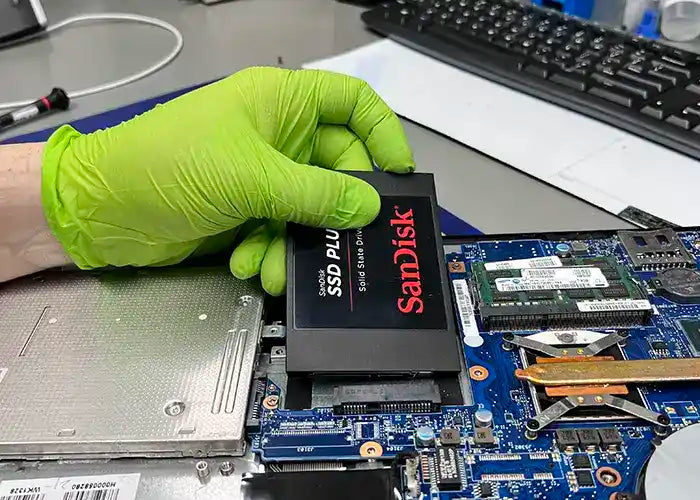 SSD sendo instalado em notebook durante formatação com upgrade em Goiânia