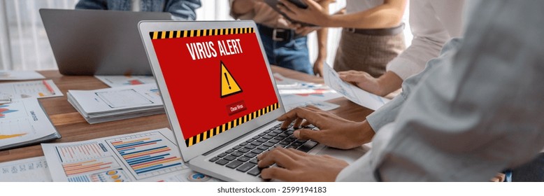 Notebook exibindo alerta de vírus durante remoção de programas na manutenção de computadores em Goiânia